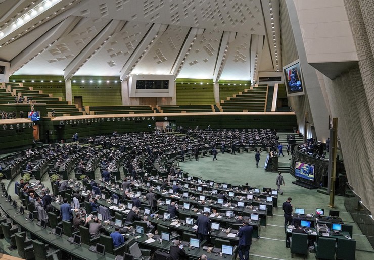 نمایندگان مجلس فردا (یکشنبه ۹ آبان ۱۴۰۰) بررسی گزارش کمیسیون آموزش و تحقیقات درباره لایحه نظام رتبه‌بندی معلمان را در دستورکار دارند.