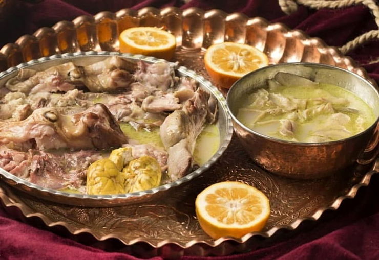 کله‌پاچه از جمله غذا‌هایی است که خوردن آن از قدیم بین ایرانیان مرسوم بوده است. کله‌پاچه شامل بناگوش، زبان، مغز، چشم و پاچه می‌شود و طبخ آن زمان زیادی می‌برد. گاهی می‌خوانیم که مصرف کله‌پاچه به‌دلیل چربی بالایی که دارد توصیه نمی‌شود.