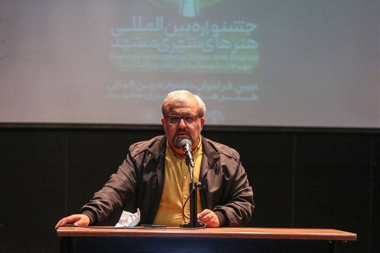 مهدی یک‌پسر، دبیر جشنواره بین‌المللی هنر‌های شهری مشهد، در دیدار با هنرمندان: پاویون‌های قصه‌گو زمینه ارتباط مردم با شنیدن داستان را فراهم می‌کند.