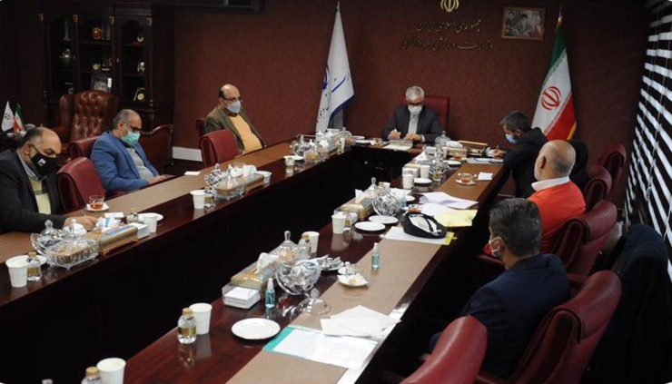 مدیران دو باشگاه استقلال و پرسپولیس در نشستی که اخیرا با وزیر ورزش و جوانان داشتند، به مسائل گوناگون اشاره کردند. در این میان آجورلو نسبت به کم کاری برخی افراد در ماجرای تبلیغات محیطی به شدت گله کرده است.