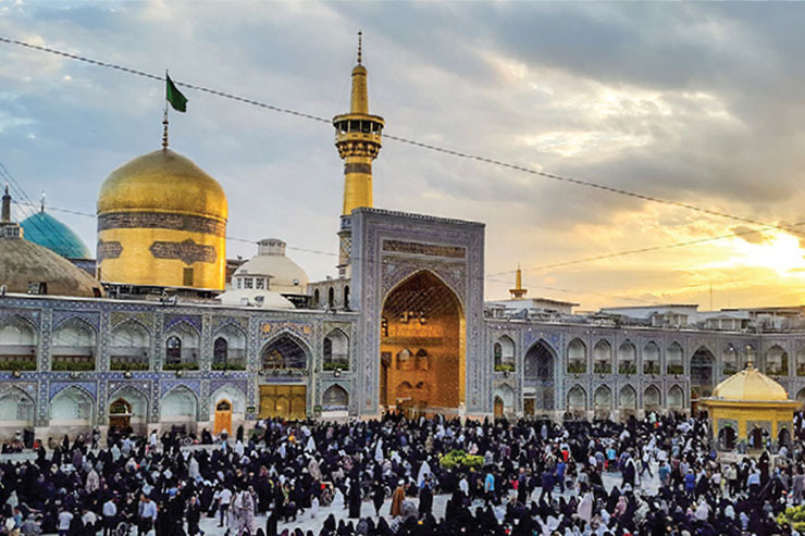 صحن انقلاب یا صحن عتیق همان گونه که از نام آن پیداست، قدیمی‌ترین صحن حرم مطهر امام هشتم (ع) است و با ۶هزارو ۷۴۰ مترمربع مساحت در ضلع شمالی حرم قرار دارد. نیمی از این صحن تاریخی و باشکوه در دوران تیموریان ساخته شد و نیمه دیگر در تقارن کامل با آن در دوران صفویان توسعه یافت.