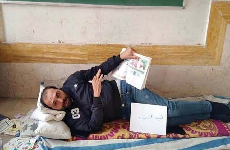 محمد کردی، معلم روستای شاهویران بروجرد است که بر اثر شکستگی مهره‌های کمرش مجبور به استراحت در رختخواب شده، اما به صورت حضوری در کلاس درس مدرسه حاضر میشود.