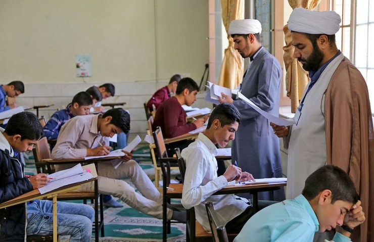 کیهان در یادداشتی نوشت: روحانیون و طلاب جوان با تسلط به علم روز و آشنایی با زبان جوانان می‌توانند در مدارس به عنوان متولی نهاد امور تربیتی و پرورشی استقرار داشته و منشأ بسیاری از اتفاقات و اثرات تربیتی شوند.