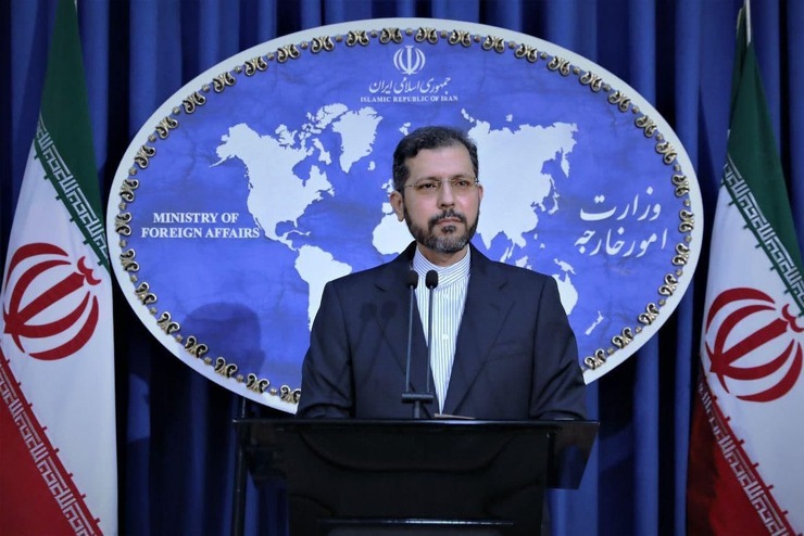 سخنگوی وزارت امور خارجه در واکنش به خبر  هدف قرار گرفتن مقر سری سپاه در یمن هرگونه ارتباط نظامی جمهوری اسلامی ایران با یمن را تکذیب کرد و گفت: ایران هیچ گاه در یمن حضور نظامی نداشته است که مورد هدف متجاوزان قرار گیرد.