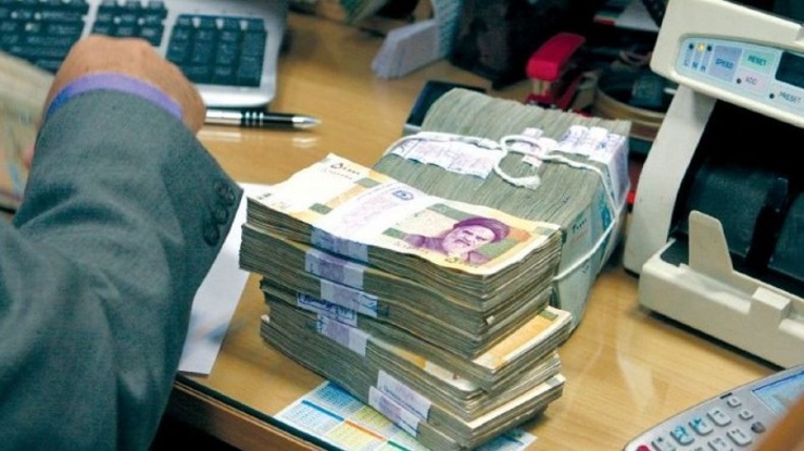 برخی از بانک‌های فعال در شبکه بانکی وام ۱۰۰ میلیون تومانی به متقاضیان طرح‌های خود می‌دهند. البته شرایط اعلامی از سمت بانک‌ها برای ارائه تسهیلات به مشتریان سخت است، زیرا بیشتر بانک‌ها علاوه برسپرده‌گذاری بلندمدت از مشتری ضامن معتبر و مسدودی سپرده را هم می‌خواهد. در این گزارش شرایط وام‌های ۱۰۰ میلیونی بانک‌ها بررسی می‌شود.