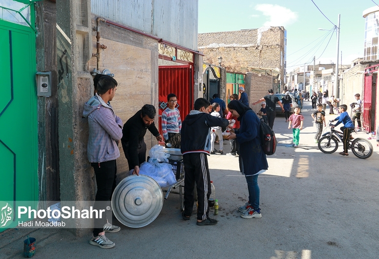 گاهی وقتی مادران را در خیابان می‌بینم که با عجله و نگرانی دست کودک خود را گرفته‌اند و از خیابان‌های شلوغ و پر از ماشین عبور می‌کنند ناخودآگاه ذهنم به زمان‌های گذشته برمی‌گردد، آن روز‌ها خیابان‌ها چقدر ایمن بودند که پدر‌ها و مادر‌ها می‌توانستند با خیال راحت بچه‌هایشان را به دل خیابان‌ها بسپارند.