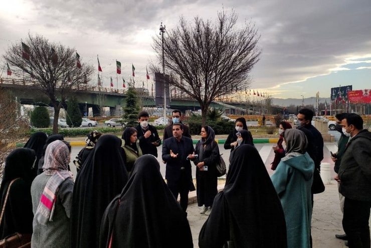 اولین تور بازدید میدانی هنرمندان بخش آذین‌های نوروزی از سطح شهر با هدف کیفیت‌بخشی به آثار جشنواره، توانمندسازی هنرمندان و تبیین موضوعات آذین‌بندی برگزار شد.