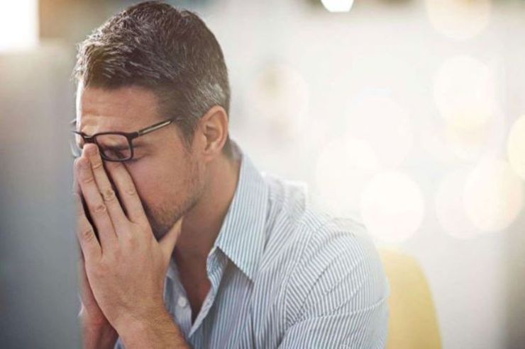 پزشکان استفاده از عینک را برای اصلاح دوربینی، نزدیک بینی و آستیگمات تجویز می‌کنند، اما برخی ادعا می‌کنند مدتی پس از استفاده از عینک دید آن‌ها ضعیف‌تر از قبل شده و نمره چشم آن‌ها افزایش یافته است.