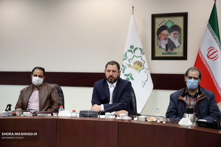 جمعی از پیمانکاران شهرداری مشهد در نشست با  سخنگوی شورای اسلامی شهر مشهد ضمن اعلام گلایه از برخی رویه‌های اداری و رسیدگی به صورت وضعیت‌ها در مدیریت شهری، ادعا کردند بروکراسی اداری در برخی مواقع موجب شده شهر را گران‌تر اداره کنیم.