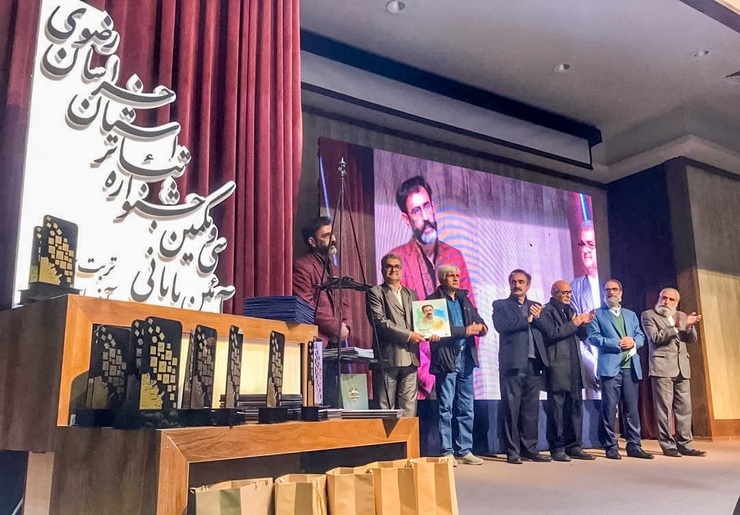 سی‌و‌یکمین دوره جشنواره تئاتر خراسان‌ رضوی شب گذشته با اعلام برگزیدگان به کار خود پایان داد و نمایش‌های «خون‌مردگی» از سبزوار و «درخشش صبحگاهی سیاره ناهید» و «هملتک» از مشهد به جشنواره بین‌المللی تئاتر فجر معرفی شدند.