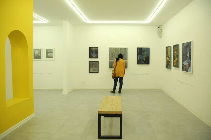 نگارخانه «هنگام» این‌بار با موضوع خانه نمایشگاهی گروهی نقاشی «خانه به مثابه پناهگاه» را برگزار کرده است که از همه نظر یک ضیافت تمام و کمال است. در این نمایشگاه به‌جز معدودی از آثار که هنرمند از نماد‌های زنده استفاده کرده، بیشتر آثار به سبک و سیاق طبیعت بی‌جان است.