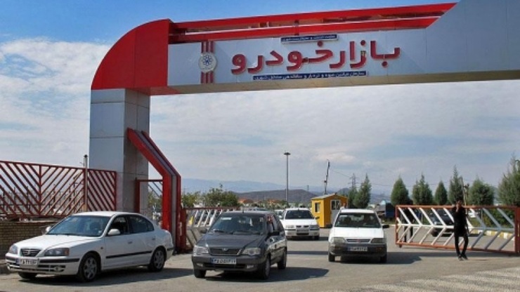 رئیس اتحادیه نمایشگاه‌داران خودرو مشهد گفت: نوسانات نرخ دلار بازار خرید و فروش خودرو را به‌دلیل بی‌اعتمادی به این نوسانات تحت‌تأثیر قرار نداده است و رکود این بازار همچنان پابرجاست.