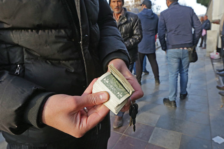 اگر جزو کسانی هستید که با تحلیل اخبار سعی می‌کنند درباره ورود یا خروج از آن‌ها به این بازار‌ها تصمیم بگیرند، بهتر است دست نگه دارید. جدا از اینکه هجوم به این بازار‌ها باعث افزایش ریسک پذیری آن ها، انجماد نقدینگی و رکود در اقتصاد می‌شود، ممکن است برخورد‌های هیجانی در بازاری که سودجویان درحال تغذیه از آن هستند، برایتان همراه با ضرر و زیان باشد.