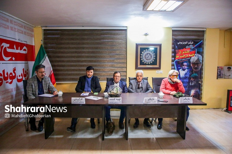 در نشست خبری پروژه تلویزیونی «بلندتر از همه درخت‌ها» علاوه بر تهیه‌کننده و کارگردان فیلم، علیرضا سوزنچی و رضا صابری، دو بازیگر پیشکسوت خراسانی فیلم نیز حضور داشتند و به سؤالات خبرنگاران پاسخ دادند. در ادامه گزارشی می‌خوانید از مهم‌ترین نکاتی که در این نشست خبری مطرح شد.