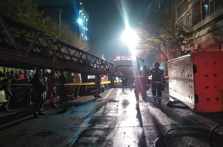 سخنگوی آتش‌نشانی تهران از نجات فرد گرفتار شده میان شعله‌های آتش با استفاده از نردبان هیدرولیکی خبر داد و گفت: زمان کمی مانده بود که آتش این فرد را در برگیرد و حتی احتمال پرت شدن وی وجود داشت.
