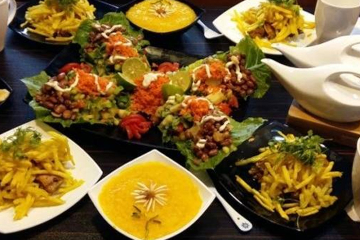 آشپزی ما ایرانیان با دیگر کشور‌ها تفاوت‌های زیادی دارد. تنوع غذایی در فرهنگ ایرانی بالا است و از مواد مختلفی برای ساخت و ترکیب غذا استفاده شده است. این تنوع زیاد باعث شد تا اشتباهاتی خاص در پخت و نگهداری غذای ایرانی رخ دهد که سلامتی ما را به خطر می‌اندازد.