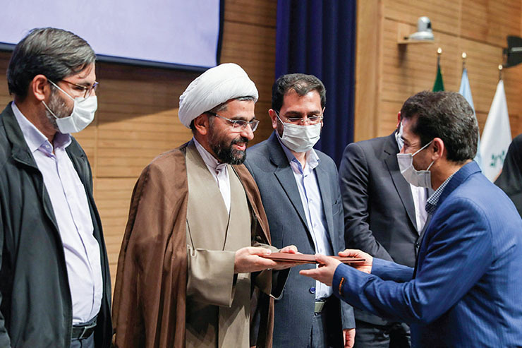 دیروز مراسم اعطای احکام مسئولان معاونت فرهنگی و اجتماعی شهرداری با حضور شهردار و برخی اعضای شورای اسلامی شهر مشهد برگزار شد.