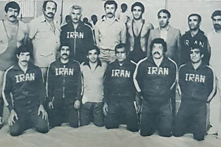 عکسی خاطره‌انگیز از تیم کشتی خراسان که از سوی فدراسیون در سال ۵۹ به مسابقات بین‌المللی لهستان اعزام شد. نفرات حاضر در عکس ایستاده از راست عبارتند از: افشاریان (داور)، ناجی (مربی)، احتشامی (سرپرست)، محمد انصاری، کاظم غلامی، محمد فخرایی (مربی)، علی روحانی، عزیز نظری. نشسته از راست: محمود قشنگ، علی‌اکبر شیدا، محمد بهاءبسته، حسن راستگو، چنگیز عامل درویش و خدابخش عفت‌دار.