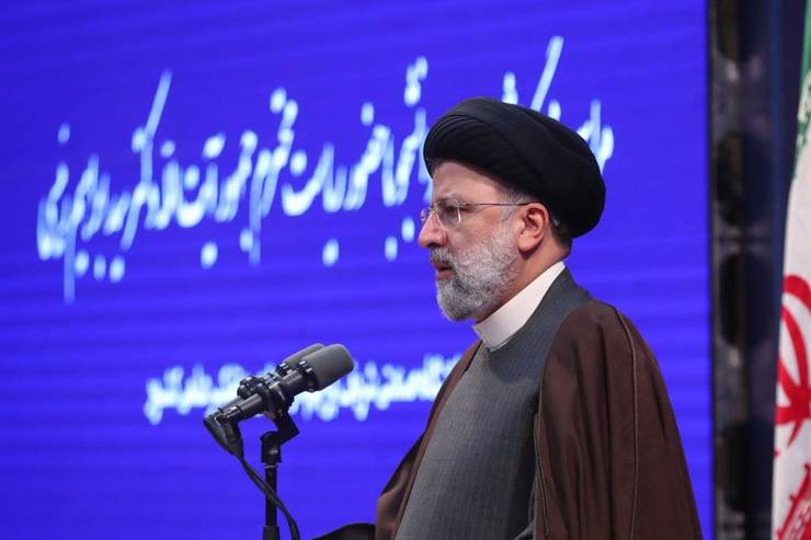 رئیسی گفت: دولت بنا ندارد از کنار دغدغه‌ها و بیانات رهبر معظم انقلاب در خصوص حفظ نخبگان صرفا به عنوان یک توصیه رد شود.