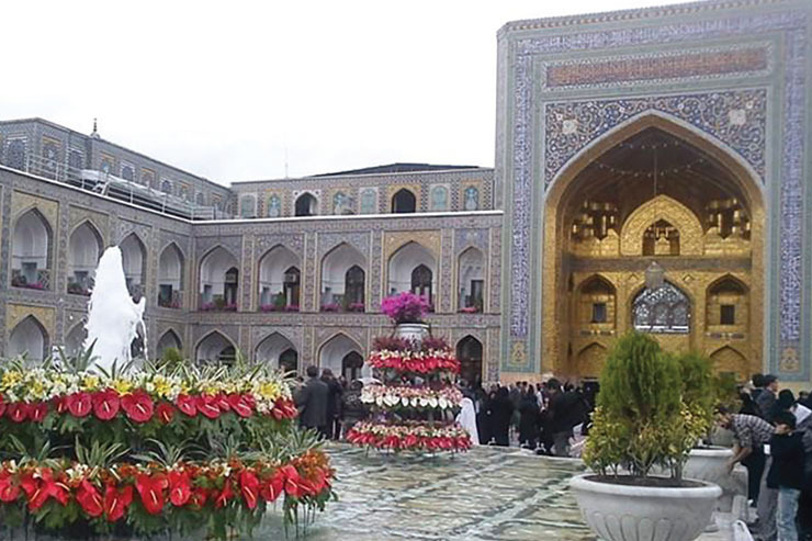 این صحن در شرق حرم مطهر و در پایین پای مبارک حضرت، با ۴۳۳۵ متر مربع مساحت ساخته شد. در یک نگاه کلی، می‌توان صحن آزادی را بنای برجای مانده از دورۀ قاجاریه دانست؛ زیرا ساخت آن به دستور فتحعلی شاه و به مباشرت فرزندش علی نقی میرزا و با معماری حاج آقاجان، صاحب بازارچۀ معروف حاج آقاجان در مشهد، آغاز شد و در روزگار ناصرالدین شاه قاجار بنای آن به پایان رسید.