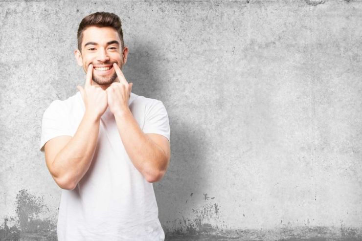 بسیاری از محققان لبخند زدن benefits of smile را به عنوان پاسخ غیر ارادی به مواردی که باعث شادی و خنده می‌شوند، می‌دانند. گرچه این موضوع قطعاً درست است، اما آنچه بیشتر مردم نادیده می‌گیرند این است که لبخند زدن می‌تواند به همان اندازه که یک پاسخ غیر ارادی به موضوع خنده دار باشد می‌تواند یک انتخاب آگاهانه و قدرتمند نیز باشد.
