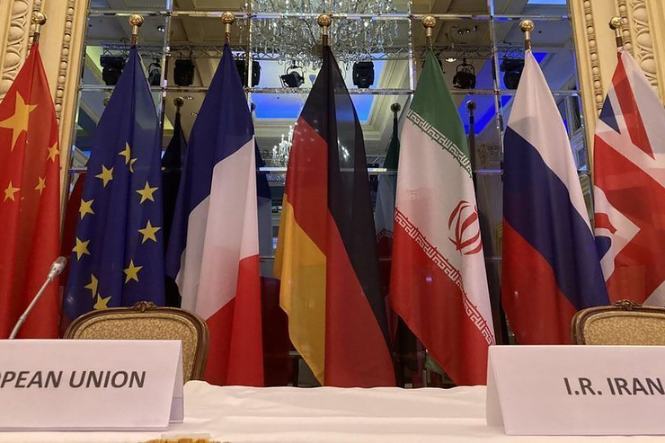 لارنس نورمن، خبرنگار «وال استریت ژورنال» که تحولات ایران و به ویژه مذاکرات وین را بررسی می‌کند، روز گذشته در حساب کاربری خود در توئیتر در باره زمان از سرگیری مذاکرات ایران و ۴+۱ در ادامه دور هفتم این گفتگو‌ها برای احیای برجام نوشت: «شنیده ام که پنجشنبه مذاکرات وین از سرگرفته می‌شود، اما هنوز این موضوع به صورت رسمی تأیید نشده است.»