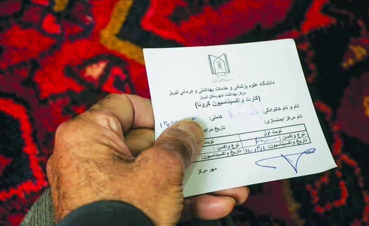 اگرچه مسئولان، کارت‌های واکسن جعلی را بی اعتبار می‌دانند بازار پررونق آن، اما از ماجرای دیگری حکایت دارد.