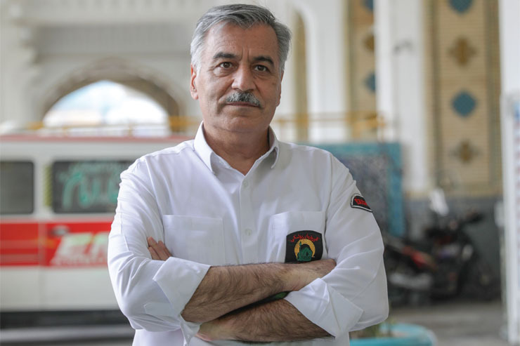 مهدی شجاع ۵۶ ساله نخستین تحصیل‌کرده رشته پرستاری بوده که در سال ۱۳۶۹ پا در دارالشفا گذاشته است که آن زمان با بهیار اداره می‌شد. او ۳۰ سال از زائر و مجاور در این مرکز پرستاری کرده است و این روز‌ها در آستانه بازنشستگی یک حرف برای همکارهایش دارد: «در دارالشفای امام‌رضا (ع) باید صبورتر بود.»