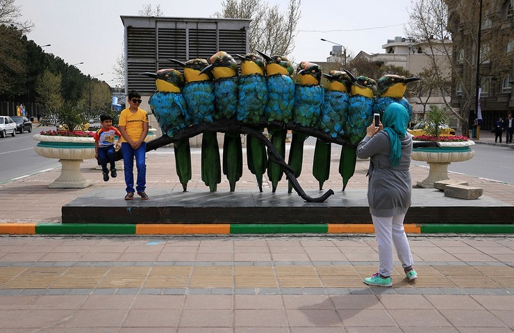 بخش «یادمان‌ها» از بخش‌های مهم جشنواره بین‌المللی هنر‌های شهری مشهد است که پس از فراخوان اولیه و بررسی رزومه ۱۹۷هنرمند متقاضی شرکت در این بخش، داوران رزومه ۹۲هنرمند را برای جانمایی در ۲۱نقطه از شهر مشهد انتخاب کردند.