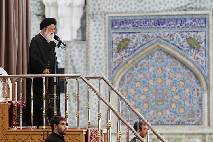 آیت‌الله علم‌الهدی اضافه کرد: با شیوع ویروس کرونا در ۲ سال گذشته، پرستاران و پزشکان به عنوان قهرمانان دفاع مقدس تا مرز شهادت ایثارگری کردند. بزرگترین خاصیت زینبی بودن در قشر پرستار است، سلامتی مردم مساله اول است، مشکلات اقتصادی و معیشتی وجود دارد، اما سلامت و حفظ جان مردم اولویت اول در فعالیت‌های جهادی مسئولان است.