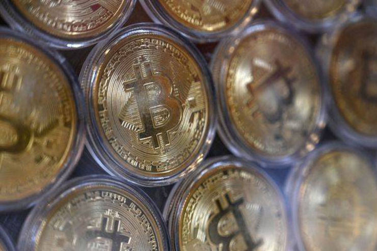 اگر مقداری بیت کوین دارید، ممکن است بخواهید از طریق صبر کردن به بازدهی خوبی دست یابید، اما این کار این ممکن است زمانبر باشد، زیرا بیت کوین و سایر ارز‌های دیجیتال وارد فاز نزولی شده اند. بیت کوین بیش از ۲۸ درصد از اوج خود کاهش یافته است و اخیراً حدود ۴۷۵۰۰ دلار معامله می‌شود.