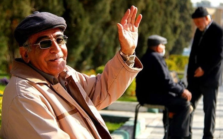بسیاری از خانم‌ها یا آقایان وقتی به اواخر دوره کاری خود نزدیک می‌شوند و یا پا به سن می‌گذارند این سوال برایشان ایجاد می‌شود که طبق قانون شرایط بازنشستگی‌ چگونه است؟ برای مشخص شدن افرادی که شامل بیمه بازنشستگی هستند، دو عامل، داشتن سن مقرر در قانون و احراز سابقه وجود دارد.
