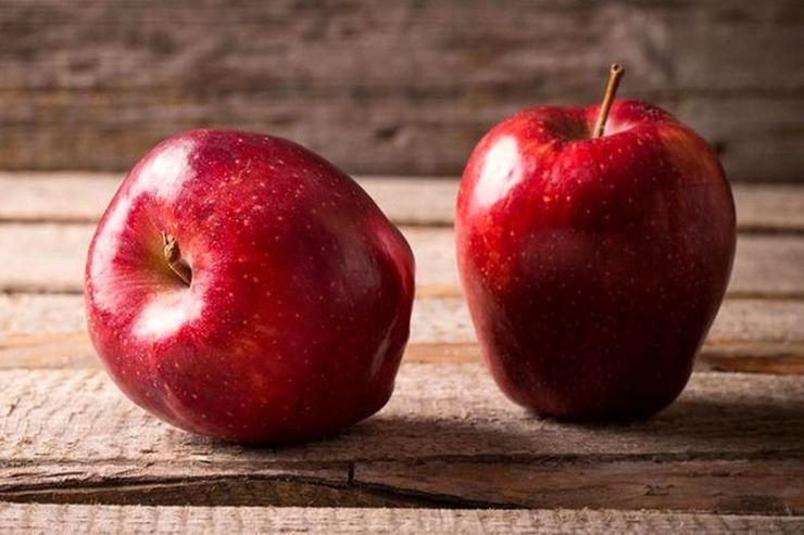 سیب دارای ویتامین و مواد مغذی زیادی است و خوردن یک سیب در روز شما را از رفتن نزد دکتر بی نیاز می‌کند.