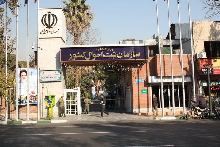 سخنگوی سازمان ثبت احوال کشور گفت: در حال حاضر با توجه مشکلاتی که در فراهم کردن کارت خام از سوی چاپخانه دولتی وجود دارد ماهانه حدوداً ۵ تا ۱۰ هزار کارت ملی هوشمند صادر می‌شود.