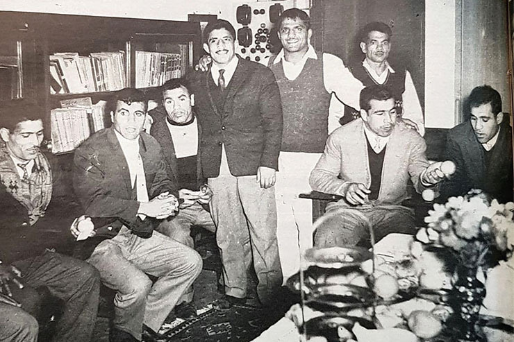 در این عکس که گویا در سفارت ایران در پاکستان گرفته شده مرحوم جهان‌پهلوان تختی به همراه چند نفر از اعضای تیم ملی آن زمان ایران دیده می‌شوند. نفر ایستاده سمت چپ مرحوم محمد خادم است که دست خود را دور گردن مرحوم احمد وفادار دیگر پهلوان نامی تاریخ کشتی خراسان انداخته است.