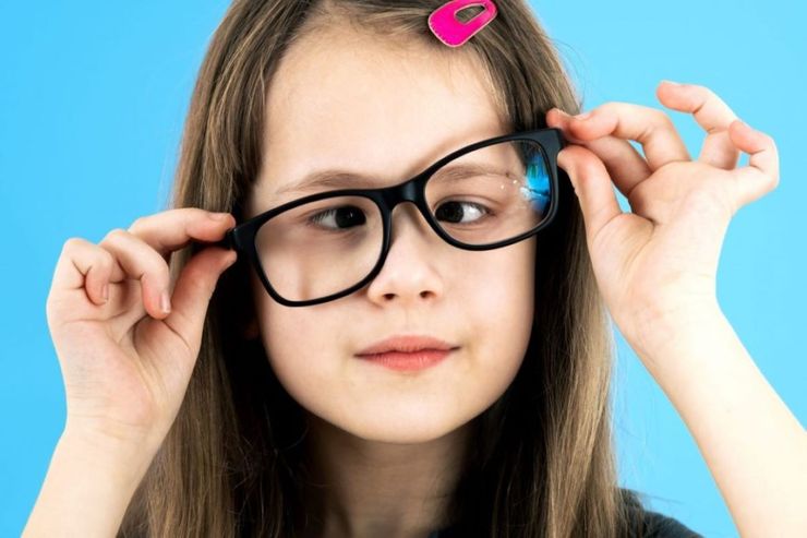 در استرابیسم (Strabismus) و یا انحراف چشم فرد با مشکل هم راستا نبودن طبیعی چشم‌ها رو به رو است و این دو عضو بدن قادر به عملکرد به عنوان یک تیم هماهنگ نیستند.