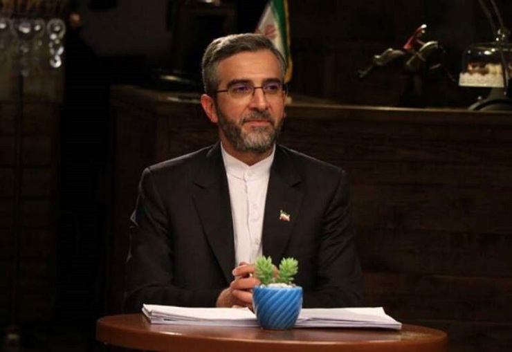 مذاکره کننده ارشد جمهوری اسلامی ایران در مذاکرات وین گفت: ما یک خط قرمز مبنایی داریم که منطق هم از آن حمایت می‌کند و آن خط قرمز این است که ما مبنای مشترکی بین دو طرف داریم. ما یک توافقی (برجام) داریم که در ۱۳۹۴ بین ایران و ۱+۵ نهایی شده و آمریکا چند سال بعد از آن خارج شده است و الان آمریکا می‌خواهد به آن توافق برگردد.