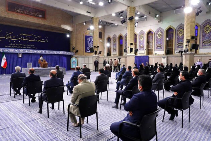 رهبر معظم انقلاب اسلامی صبح امروز در دیدار جمعی از پرستاران و خانواده‌های شهدای مدافع سلامت، رفتار و سخنان حضرت زینب کبری (س) را نشان‌دهنده و تجلّی عظمت و قدرت روحی، معنوی و عقلانی جنس زن خواندند و با تبیین ابعاد مختلف «ارزش پرستاری و سختی‌ها و تلخی‌های این شغل شریف»، تقویت جامعه پرستاری در زوایای گوناگون را مطالبه اصلی پرستاران برشمردند و تحقق این مطالبه منطقی را وظیفه مسئولان و ضرورتی برای حال و آینده کشور و جامعه دانستند.