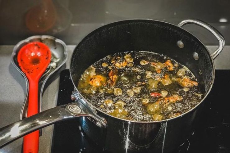 گرفتن مزه ترشی غذا چندان کار ساده‌ای نیست، اما با دانستن چند ترفند ساده، می‌توان میزان ترشی غذا را کم کرد. در این مطلب قصد داریم به روش‌های از بین بردن ترشی غذا بپردازیم؛