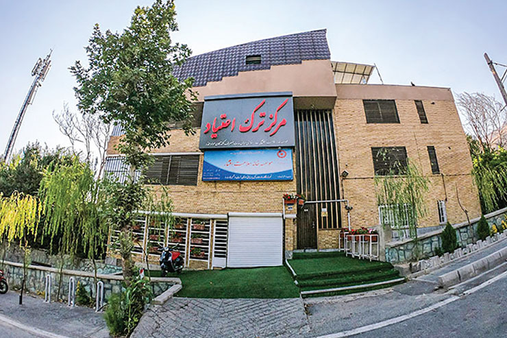 امروز هر مرکز یک قرص متادون را ۴۵۰ تومان از دانشگاه علوم پزشکی مشهد دریافت می‌کند و برخی از این مراکز به جای اینکه دارو را تحویل متقاضی بدهند تا جایگزین موادمخدر شود، آن را در بازار به مبلغ ۱۲ هزارو ۵۰۰ تومان به دلال واگذار می‌کنند و دلال نیز هر عدد قرص را ۱۷ هزار تومان می‌فروشد.