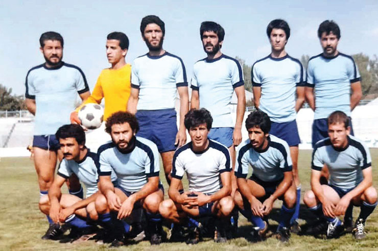 در این تصویر چهره‌هایی، چون شهریار رضایی، محمد بکیان، نادر اسکندری، اکبر متجدد و حمید روشن برای تیم راه‌آهن یا همان کارگران آن سال‌ها در ترکیب اصلی ایستاده‌اند؛ تیمی که تحت هدایت علی کلانتر بود و شاخه‌ای جدا‌شده از تیم ابومسلم آن روز‌ها بود که زیر‌نظر مهدی عسگرخانی کار می‌کردند.