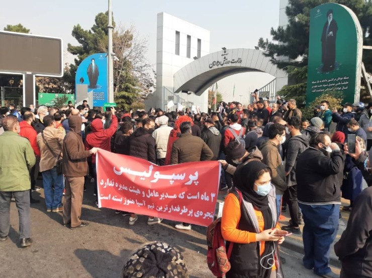 هواداران معترض پرسپولیس در مقابل درب وزارت ورزش و جوانان تجمع کردند و خواستار رسیدگی به وضعیت این تیم شدند. معترضان براین باورند که دست‌هایی می‌خواهد تعمدا استقلال را قهرمان لیگ برتر کند.