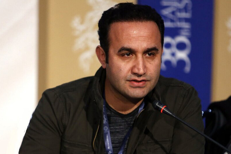 «نوید محمودی» نویسنده و کارگردان سینما که اصالتی افغانستانی دارد با انتقاد از دخالت خارجی‌ها در امور افغانستان گفت: بیگانه‌ها با افغانستان چه کار دارند؟ با این سرزمین چه کار دارین بگذارید مردم زندگی کنند.