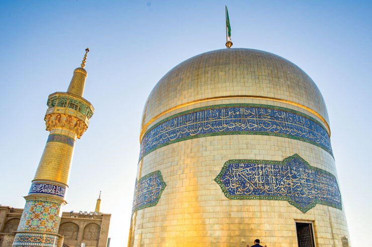 در مشهد استفاده از گنبد در معماری تقریبا در دوره تیموری و در بنا‌های حرم امام رضا (ع) آغاز می‌شود. در توضیح این نکته باید گفت مزار مطهر خورشید هشتم ابتدا با سازه‌ای مخروطی از چوب نخل آذین شده و نخستین قبه ۱۰ سال پس‌از شهادت حضرت (ع) روی مزار ایشان ساخته می‌شود که این بنا گویا در اوایل قرن چهارم از بین می‌رود.
