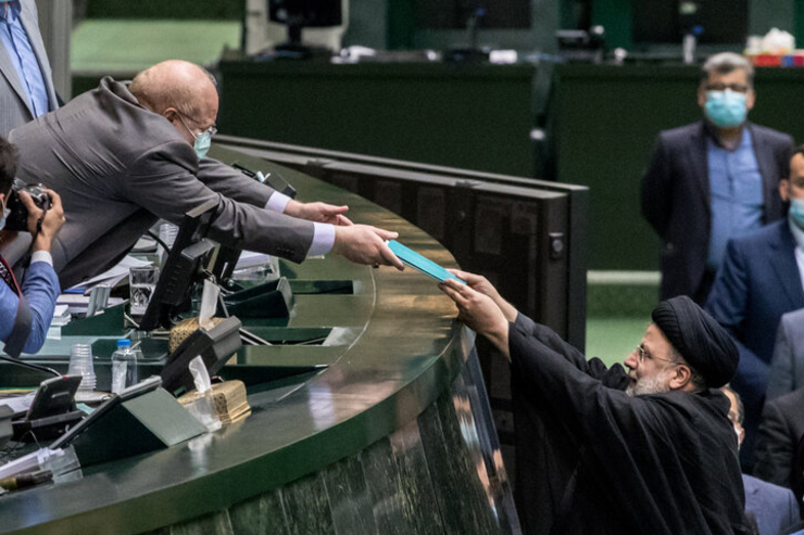 لایحه بودجه ۱۴۰۱ روز دوشنبه ۲۲ آذر تقدیم مجلس شد و اظهارنظرهای متفاوتی درباره آن از سوی چهره‌های سیاسی مطرح شده است.