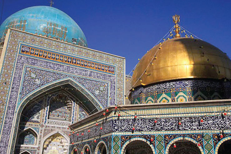 صحن قدس در قسمت جنوبی حرم مطهر رضوی و مسجد گوهرشاد، بین بست شیخ بهایی و قسمتی از جنوب غربی رواق امام خمینی (ره) در سال ۱۳۷۳ خورشیدی ساخته شد.
