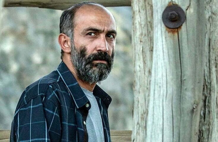تازه‌ترین ساخته سینمایی نیکی کریمی، بازیگر پرکار دهه ۷۰ که کارگردانی را از اواسط دهه ۸۰ با فیلم «یک شب» آغاز کرد، حالا نمایه‌ای جدید از جهان‌بینی او بر روی پرده نقره‌ای را به تصویر می‌کشد. جهان‌بینی‌ای که با مفهوم «عشق» به هویتی مستقل و شخصیتی شناسنامه‌دار در عرصه کارگردانی برای او بدل می‌شود.