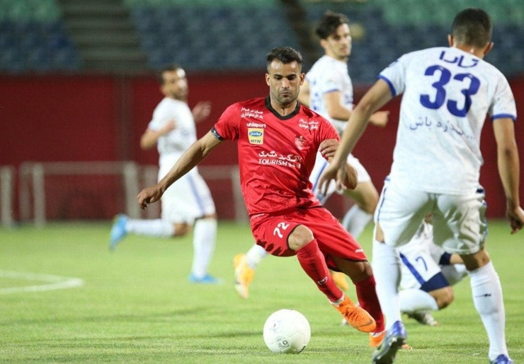 تیم فوتبال پرسپولیس تهران موفق شد پیکان را با نتیجه سه بر یک مغلوب کند و به جمع مدعیان بازگردد.