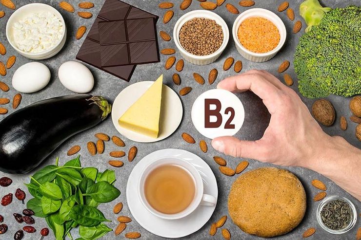 ویتامین B۲ (ریبوفلاوین) یکی از انواع ویتامین‌های محلول در آب است که در بیشتر غلات، میوه‌ها و سبزیجات تازه به فراوانی یافت می‌شود و مهم‌ترین عملکرد آن در بدن افزایش انرژی بدن، پیشگیری و درمان میگرن و سلامتی پوست و مو می‌باشد.