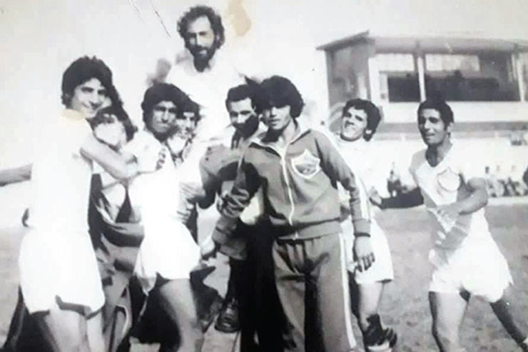 تصویری از شادی بازیکنان تیم آموزشگاه‌های خراسان در سال ۵۴ که توانست به مقام قهرمانی کشور در زنجان دست پیدا کند. در این تصویر حسین تهرانی، سرمربی تیم، روی شانه بازیکنان است و مرحوم محمد اعظم، ستاره نوجوان آن‌روز‌های فوتبال خراسان، نیز دیده می‌شود.